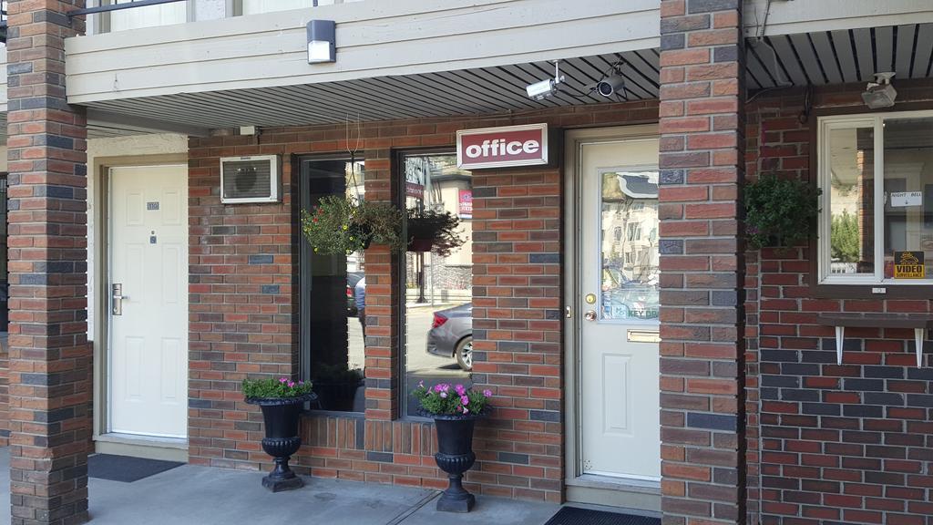 North Pointe Inn And Suites Kelowna Zewnętrze zdjęcie