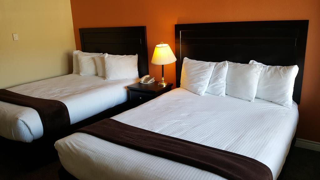 North Pointe Inn And Suites Kelowna Zewnętrze zdjęcie