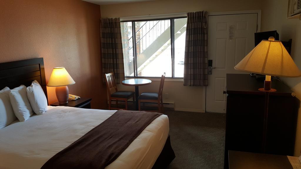 North Pointe Inn And Suites Kelowna Zewnętrze zdjęcie
