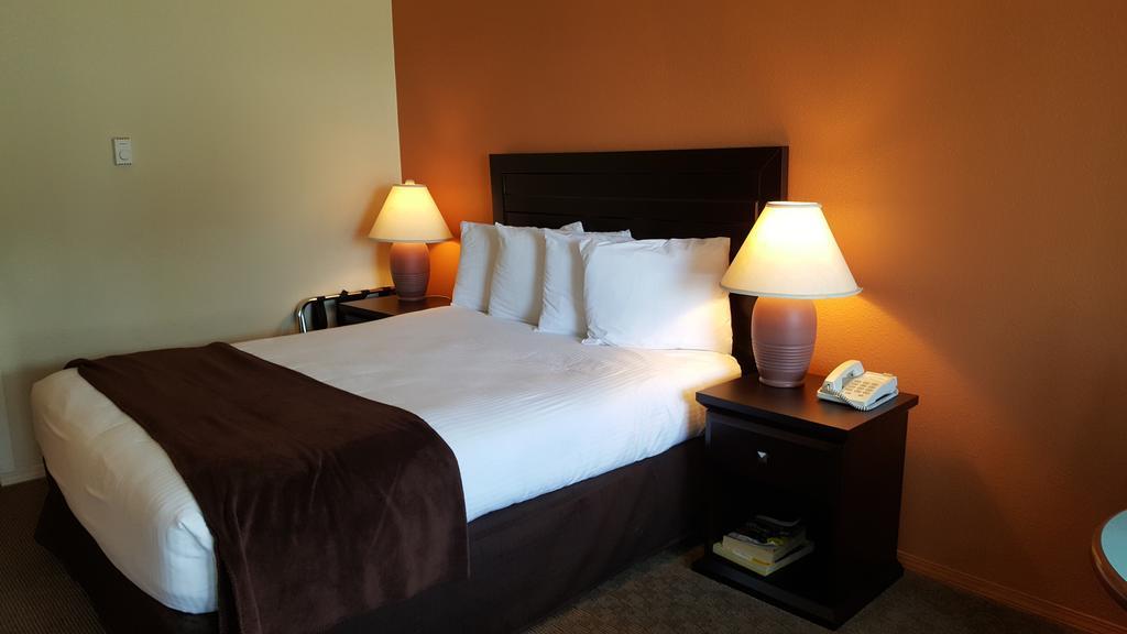 North Pointe Inn And Suites Kelowna Zewnętrze zdjęcie